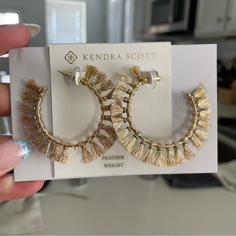 Kendra Scott Gold Hoop tarrings in Tan/Gold